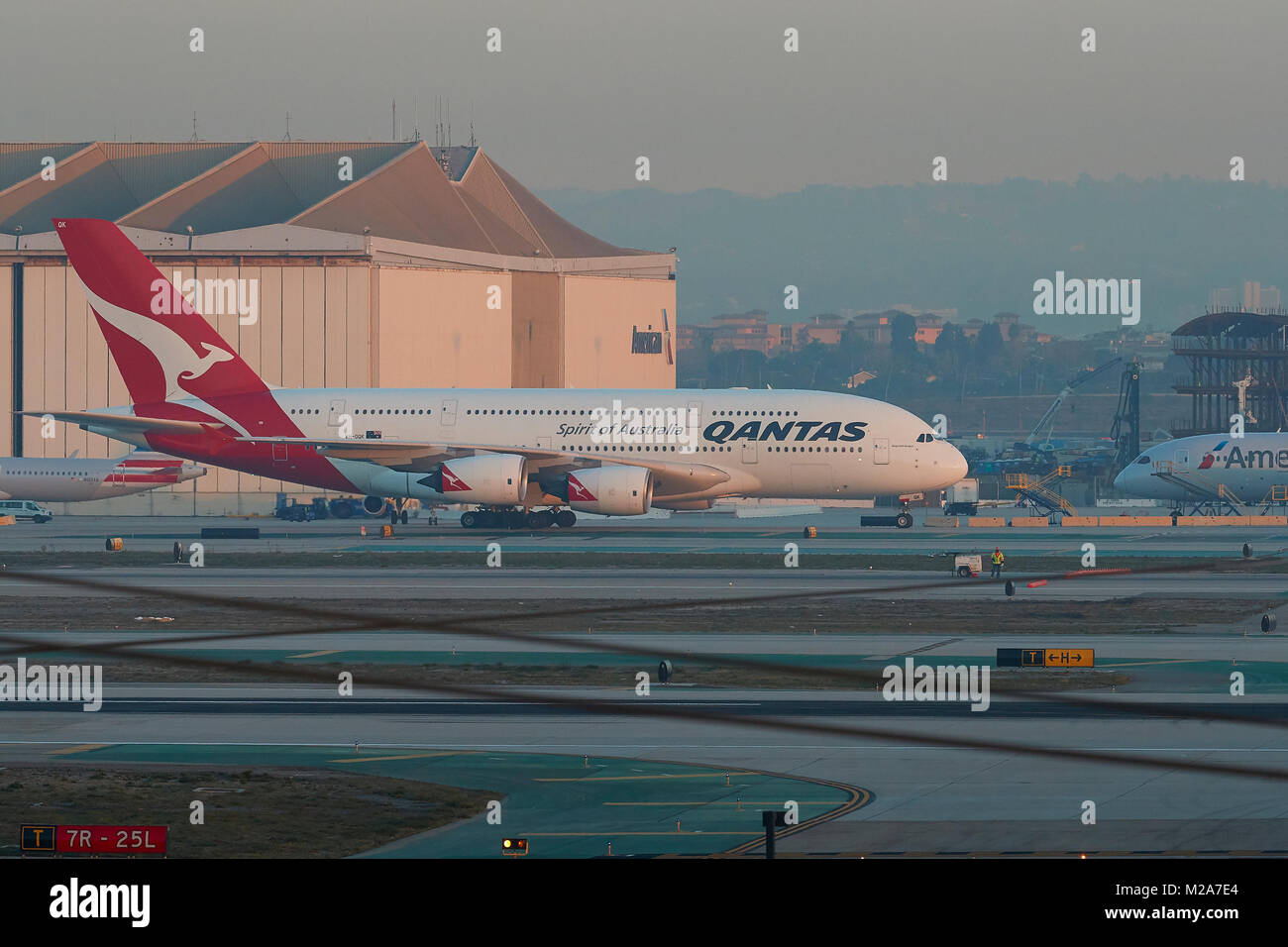 Qantas Airways Airbus A380 i taxi verso il Tom Bradley International Terminal presso l'Aeroporto Internazionale di Los Angeles, California, USA. Foto Stock
