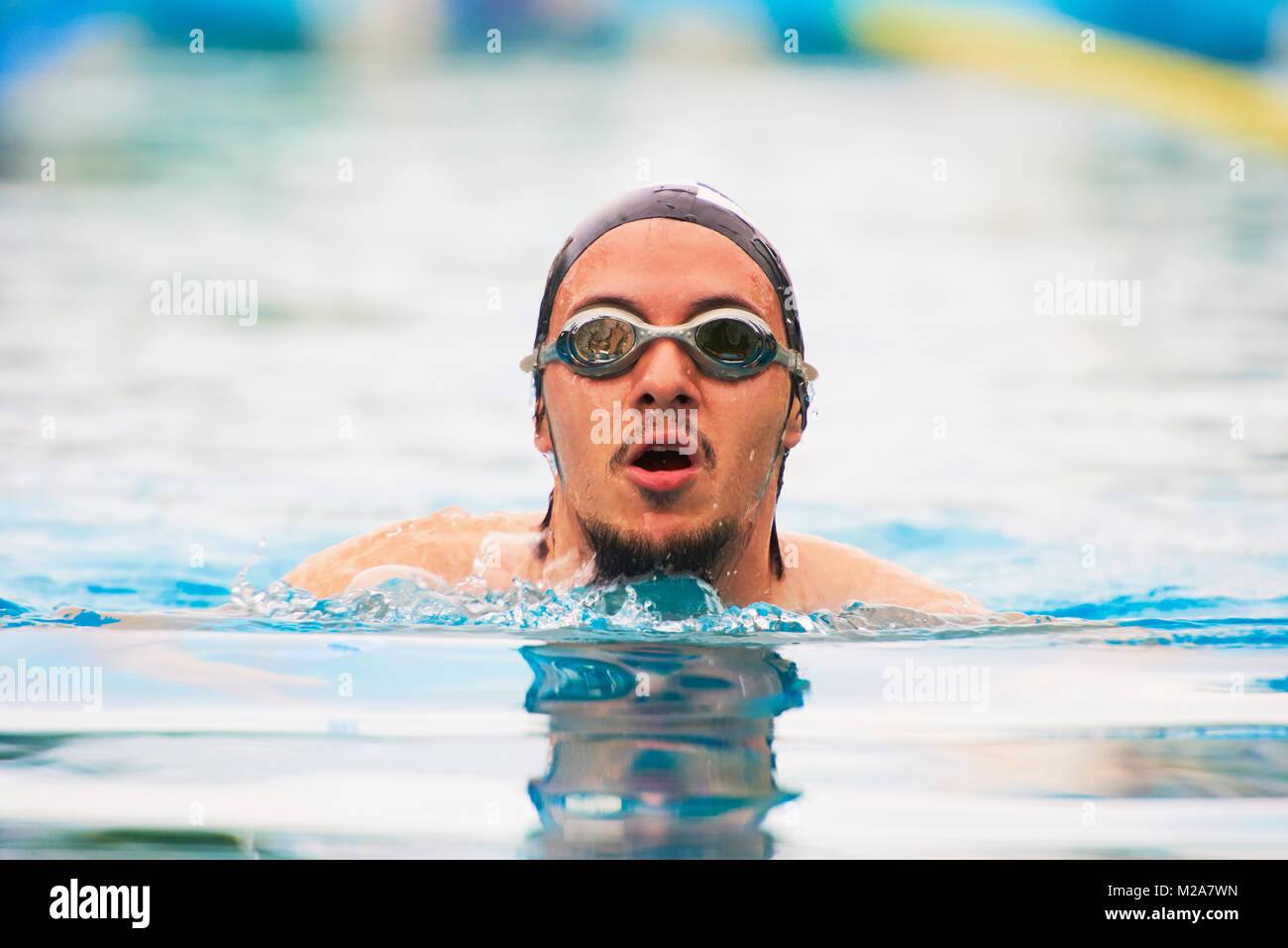 Volto di uomo di nuoto in piscina. Sport uomo nuotatore ritratto Foto Stock