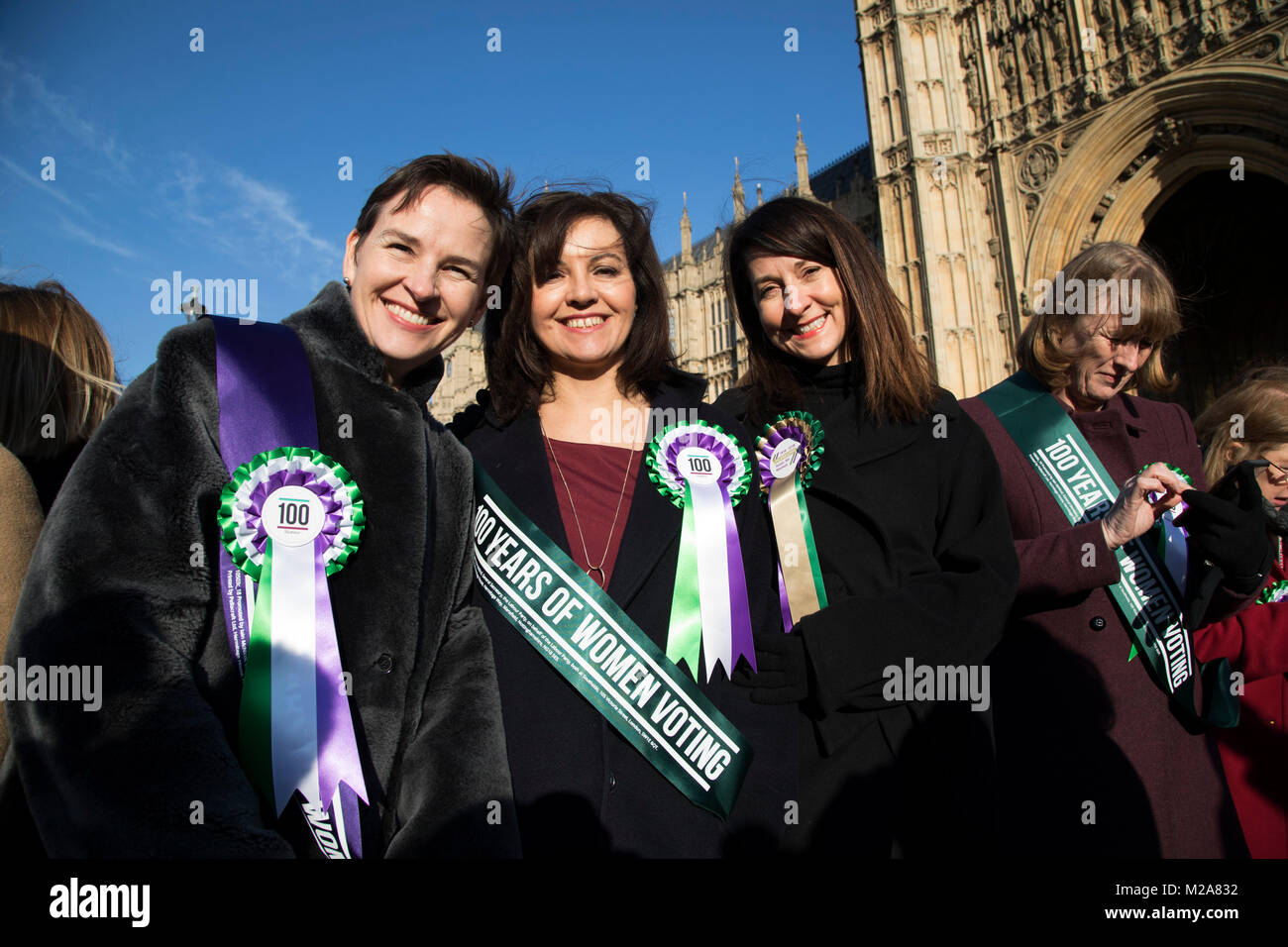 Le donne parlamentari del Partito laburista raccogliere fuori le case del Parlamento per celebrare il centenario del movimento delle Suffragette e il diritto delle donne a votare il 6 febbraio 2018 a Londra, Inghilterra, Regno Unito. La giornata di oggi segna i cento anni la rappresentanza del popolo atto era passata, di concedere alle donne il diritto di voto per la prima volta. Nel Regno Unito agli inizi del XX secolo la suffragettes ha avviato una campagna di manifestazioni e di azione militante, sotto la leadership di Pankhursts, dopo le ripetute sconfitte di il suffragio femminile fatture in Parlamento. Nel 1918 hanno vinto la votazione per wo Foto Stock