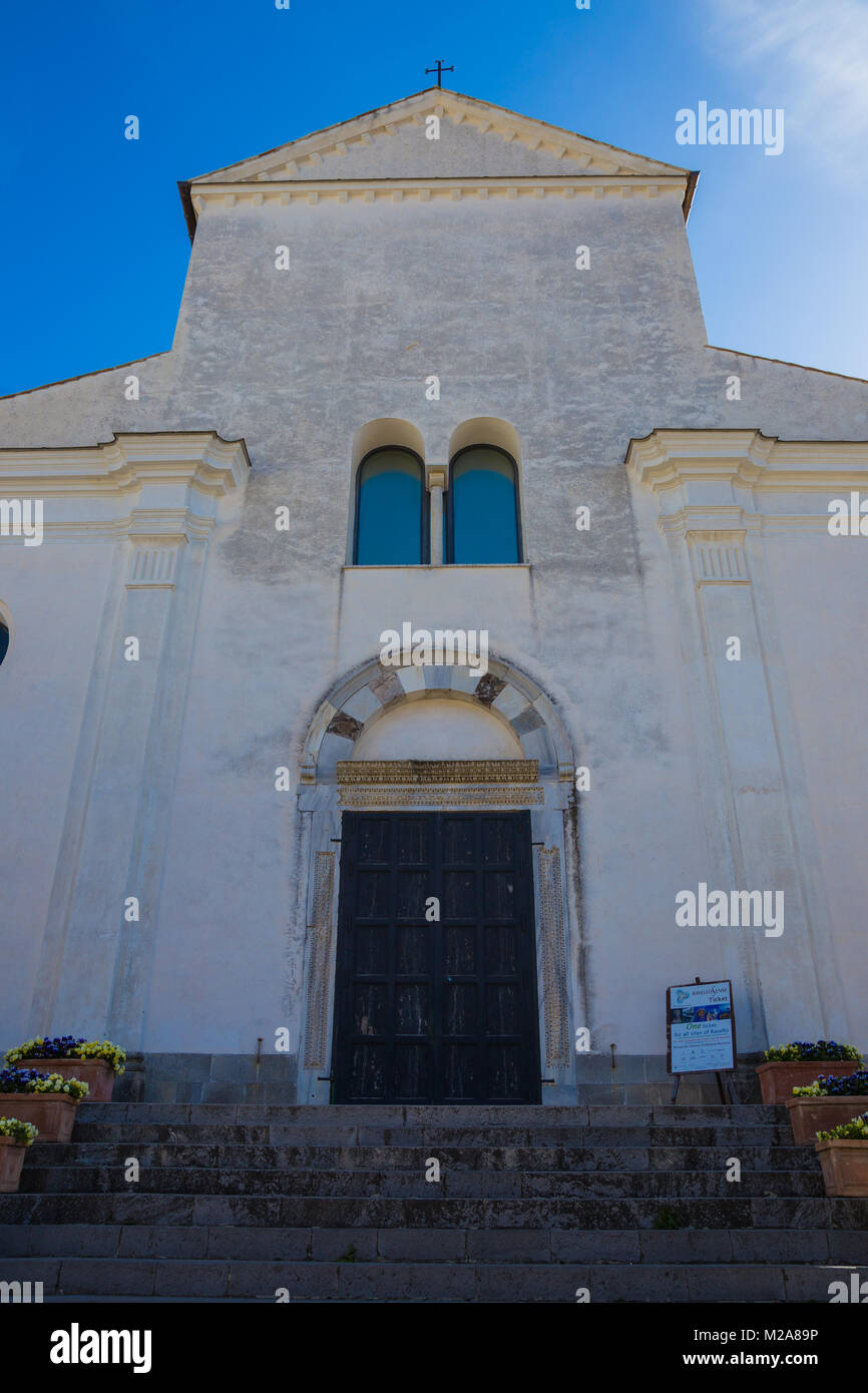 Ravello, Campania, Italia 12 marzo 2017 facciata di Ravello la chiesa principale si trova nel centro della sua piazza più grande. Foto Stock