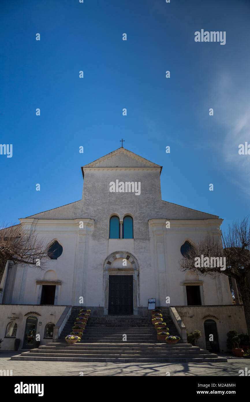 Ravello, Campania, Italia 12 marzo 2017 facciata di Ravello la chiesa principale si trova nel centro della sua piazza più grande. Foto Stock