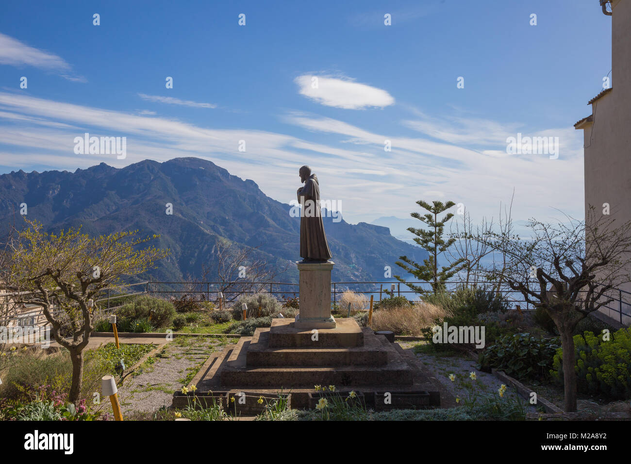 Ravello, Campania, Italia 12 marzo 2017 la statua di Padre Pio, un uomo di grande fede e carità verso il prossimo tanto da essere una immagine della devotio Foto Stock