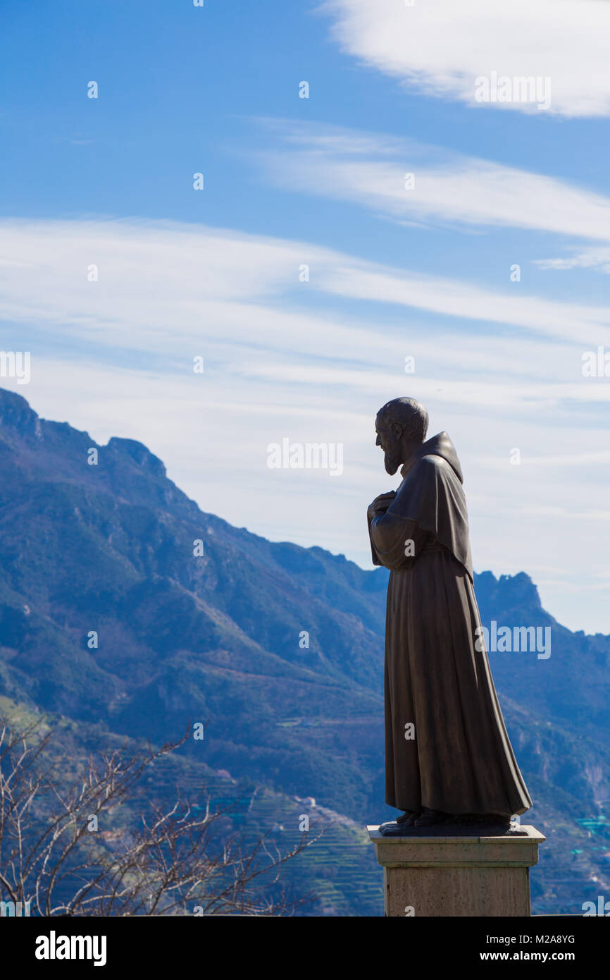 Ravello, Campania, Italia 12 marzo 2017 la statua di Padre Pio, un uomo di grande fede e carità verso il prossimo tanto da essere una immagine della devotio Foto Stock