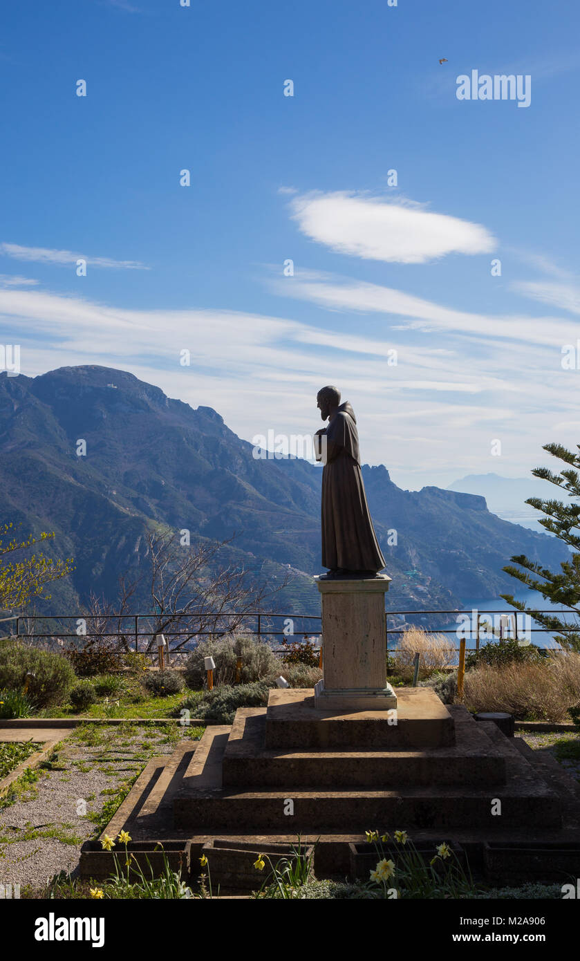 Ravello, Campania, Italia 12 marzo 2017 la statua di Padre Pio, un uomo di grande fede e carità verso il prossimo tanto da essere una immagine della devotio Foto Stock