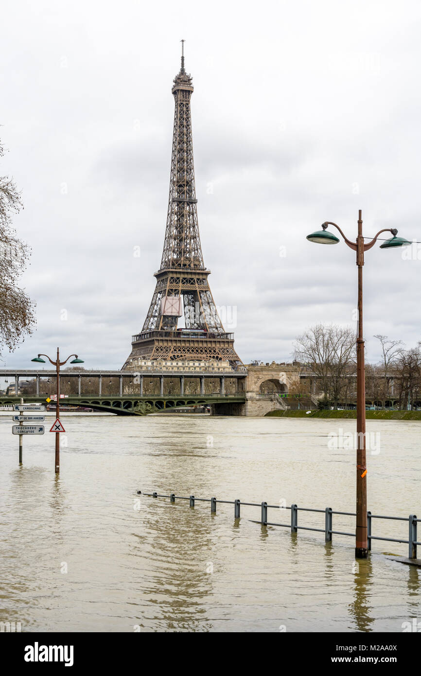 Vista della Senna gonfi durante l'inverno episodio di allagamento del gennaio 2018, con l'allagato expressway in primo piano e la torre Eiffel e B Foto Stock