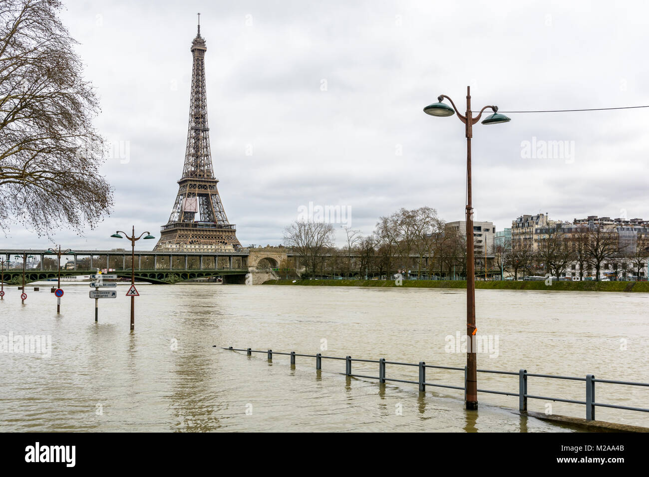 Vista della Senna gonfi durante l'inverno episodio di allagamento del gennaio 2018, con l'allagato expressway in primo piano e la torre Eiffel e B Foto Stock