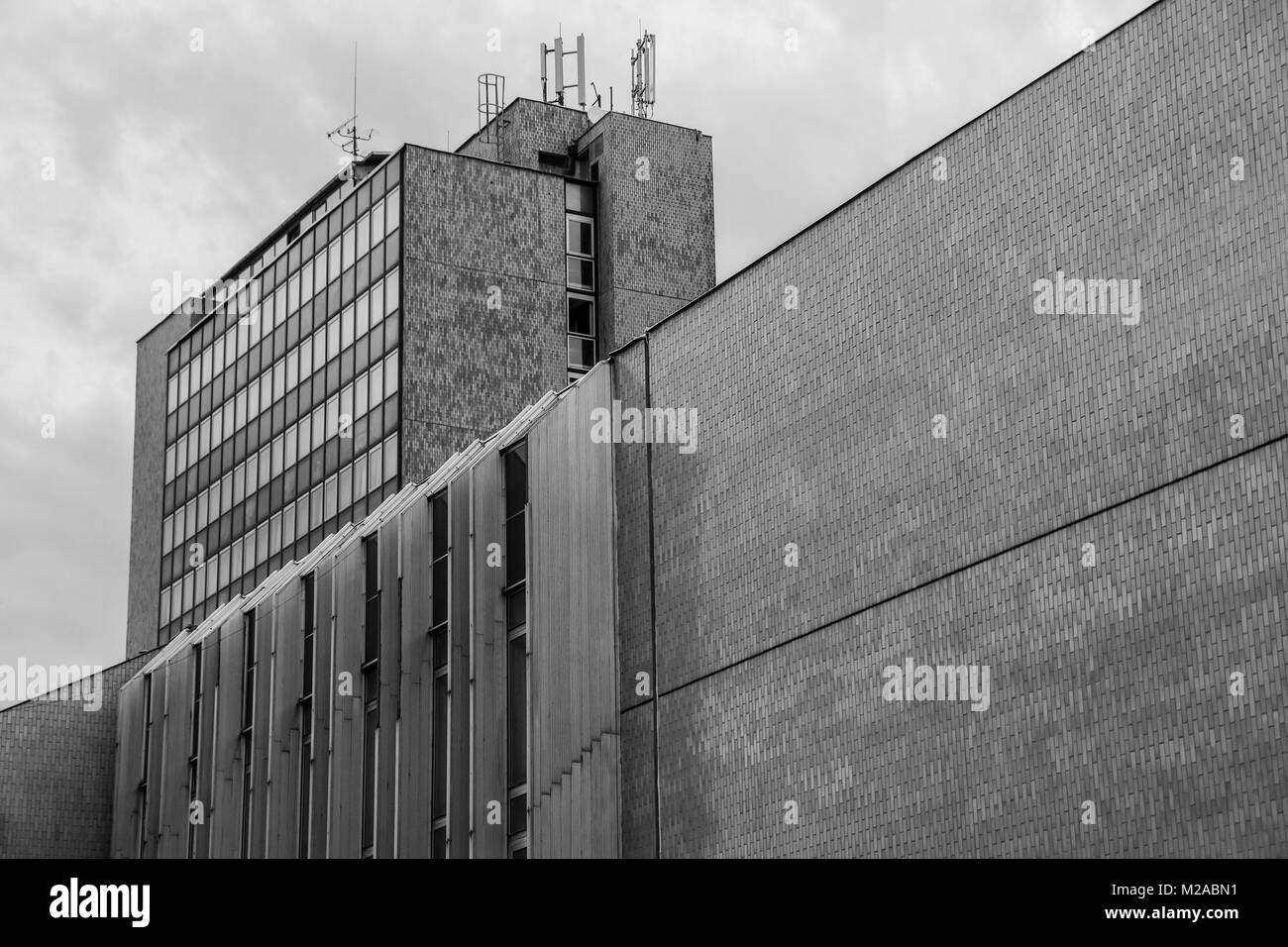 Una foto di un vecchio hotel comunista. Si tratta di un'illustrazione dell'architettura brutalist del passato. Foto Stock