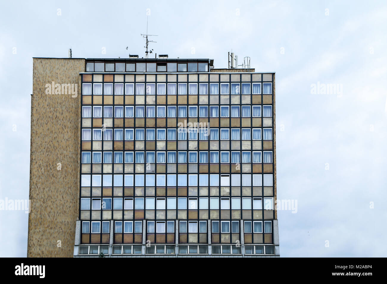 Una foto di un vecchio hotel comunista. Si tratta di un'illustrazione dell'architettura brutalist del passato. Foto Stock