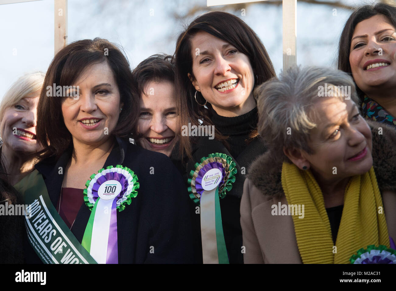 Parlamentari femminili al lancio della campagna laburista per celebrare i 100 anni di suffragio femminile al College Green di Westminster, Londra. Foto Stock