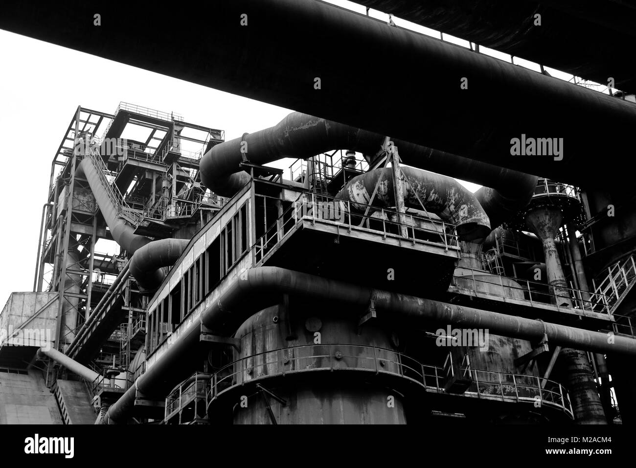 Una vista da arrugginito, abbandonata la città di acciaio in Vítkovice in Repubblica ceca la zona è utilizzata come un parco industriale ora. Foto Stock