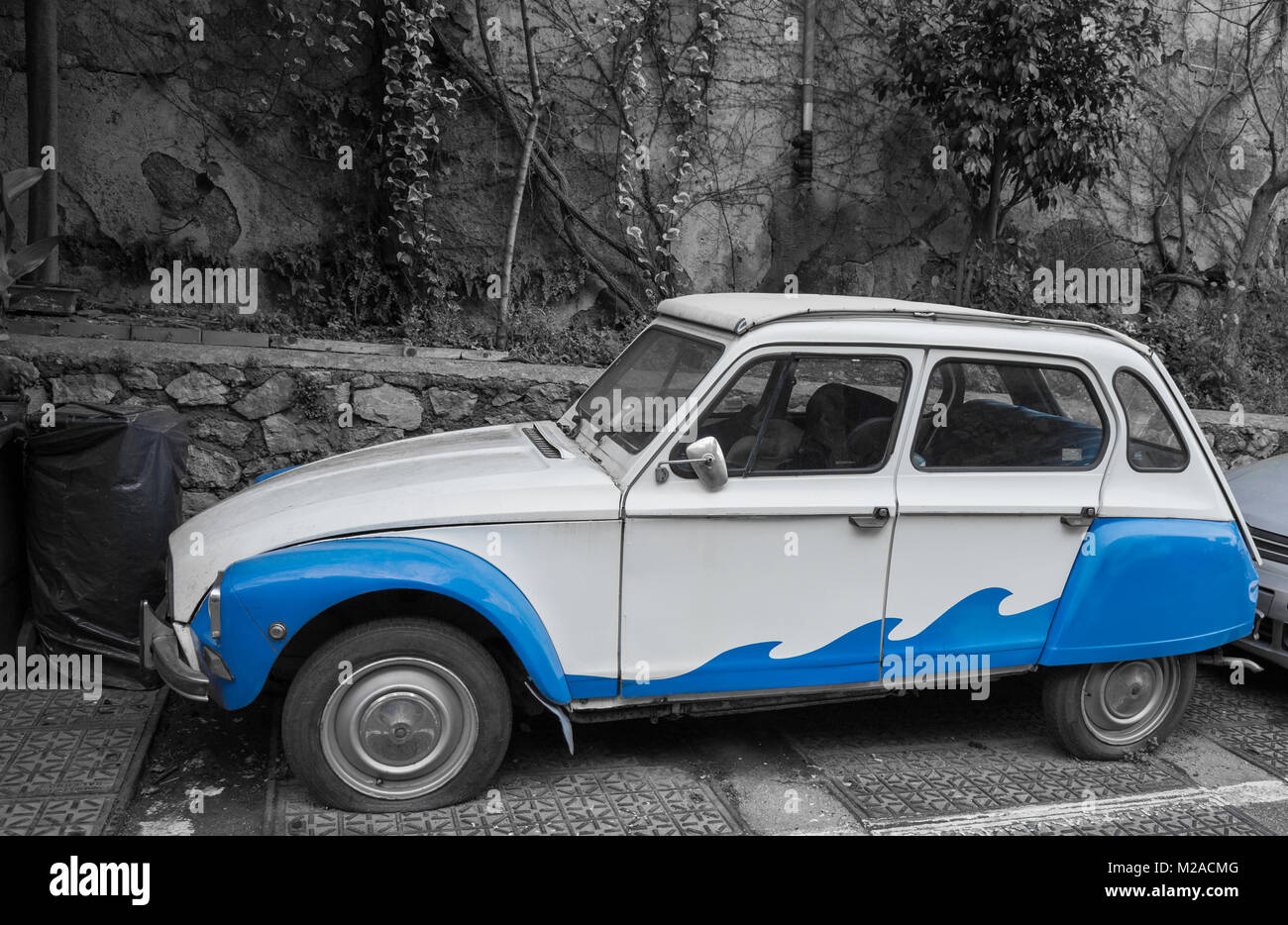 Amalfi, Campania, Italia 12 marzo 2017. auto con forme d'onda blu a forma di onde marine Foto Stock