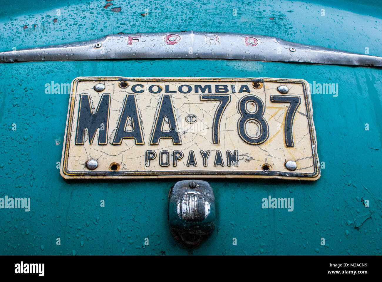 Il licenseplate di una classica macchina coperto con gocce di pioggia in Silvia, Colombia Foto Stock