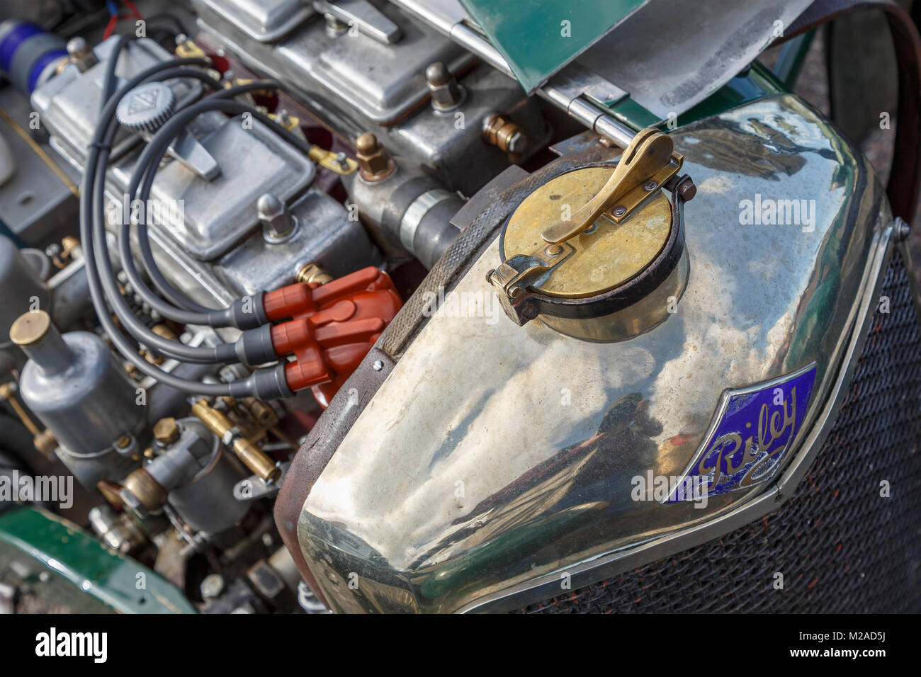 Vano motore e ottone del tappo del radiatore di un pre-war Riley auto sportiva al 2017 Formula Vintage incontro, Snetterton, Norfolk, Regno Unito. Foto Stock