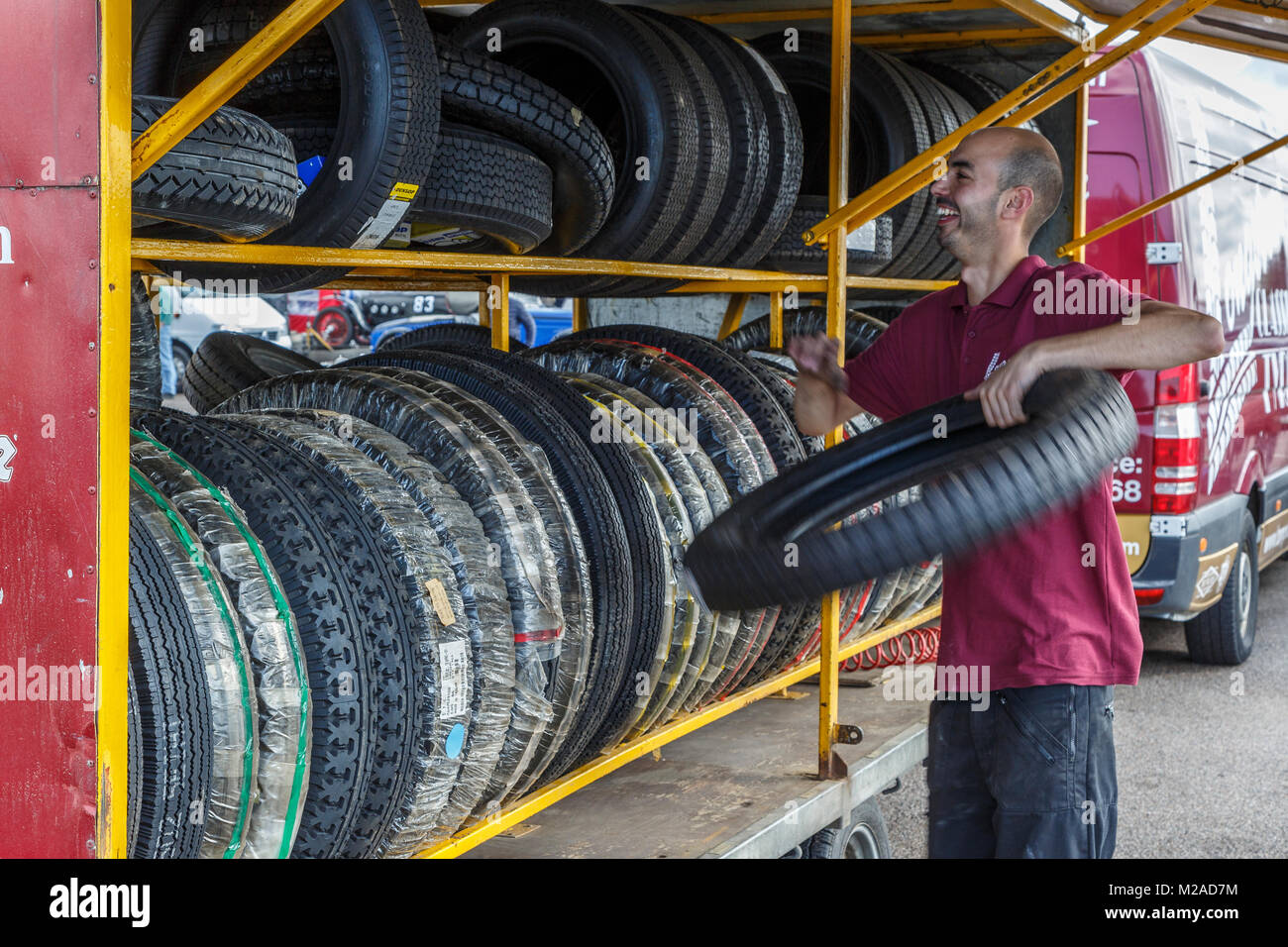 Pneumatico montatore recupera runner fresco dal pneumatico cremagliera al 2017 Formula Vintage incontro, Snetterton, Norfolk, Regno Unito. Foto Stock