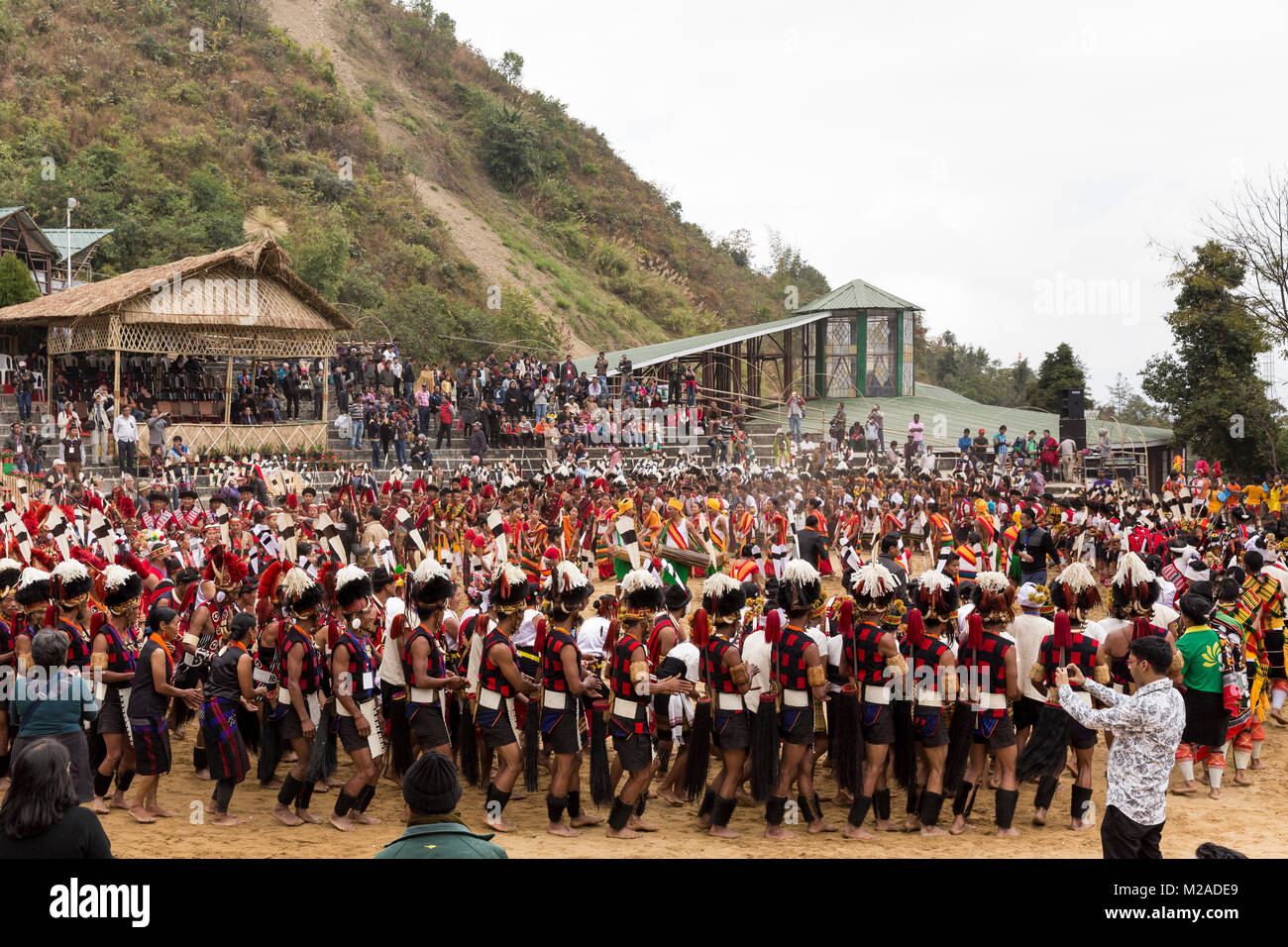 Naga performes raccogliere per l'ultima prestazione della giornata presso il Festival di Hornbill 2015, Kisama Village, Distretto di Kohima, Nagaland, India. Foto Stock