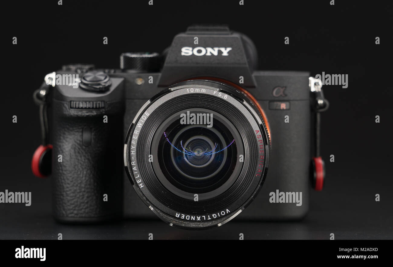 Berlino, Germania - 02 Gennaio 2018: Sony a7R II alfa Mirrorless Fast-messa a fuoco e 4K-scatto fotocamera digitale Foto Stock