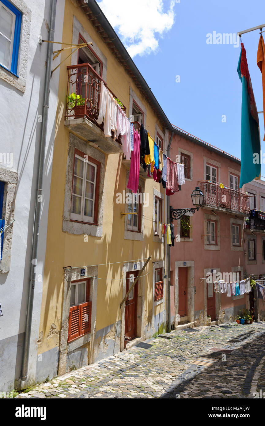 Stendibiancheria sulla linea di lavaggio, Lisbona, Portogallo Foto Stock