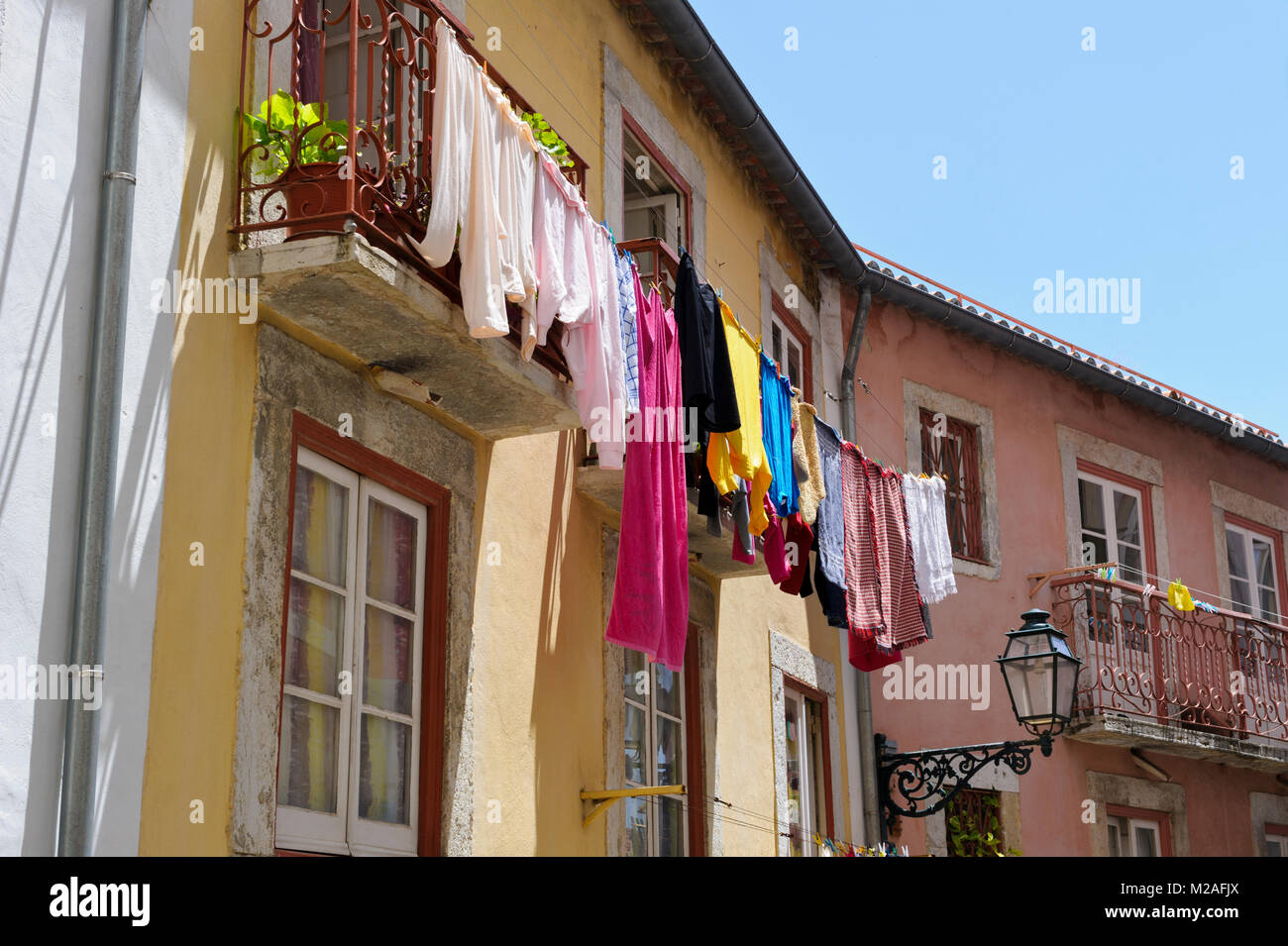 Stendibiancheria sulla linea di lavaggio, Lisbona, Portogallo Foto Stock