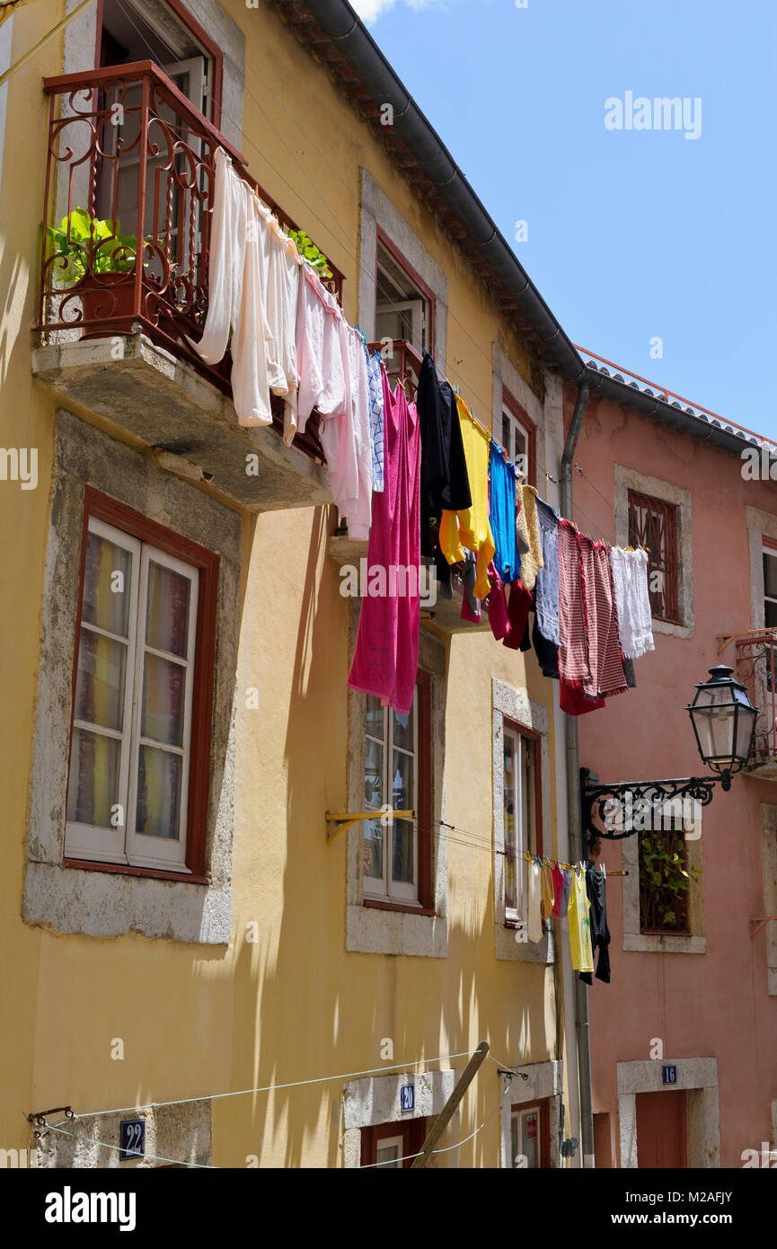 Stendibiancheria sulla linea di lavaggio, Lisbona, Portogallo Foto Stock