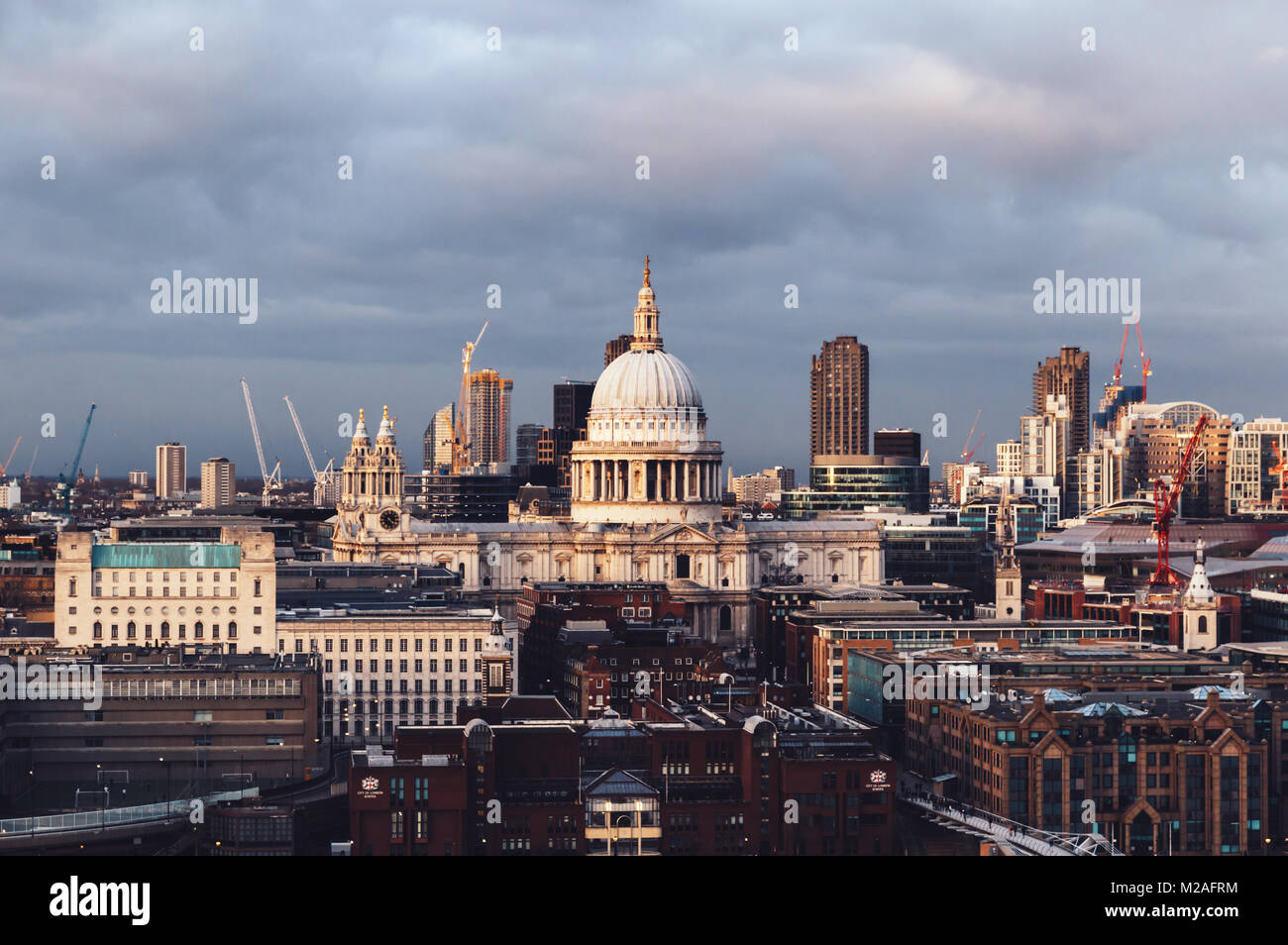 La Cattedrale di St Paul dome sul moderno skyline di Londra sul giorno nuvoloso Foto Stock