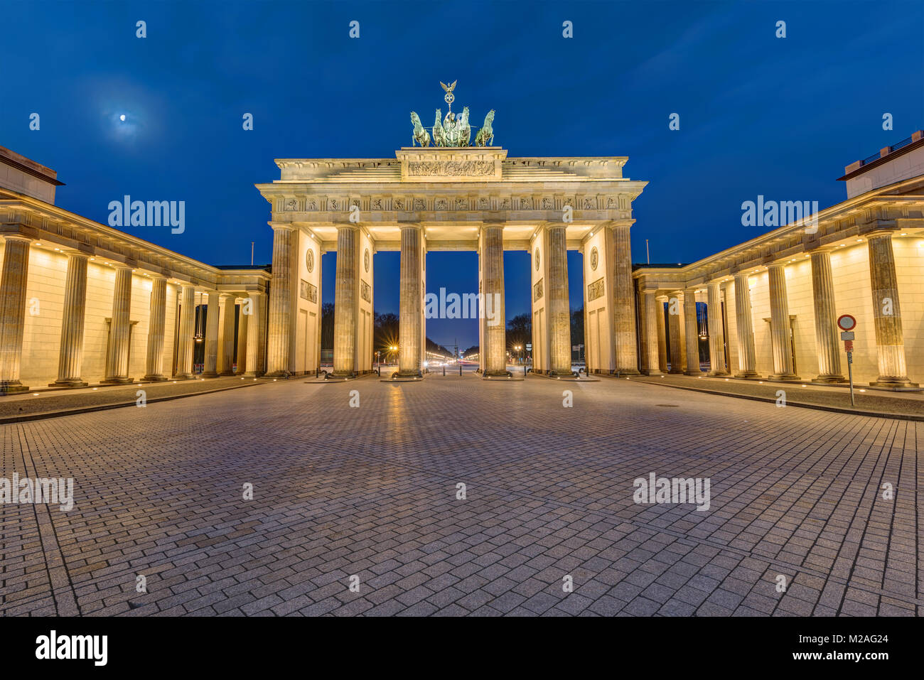La famosa Porta di Brandeburgo a Berlino illuminata di alba Foto Stock