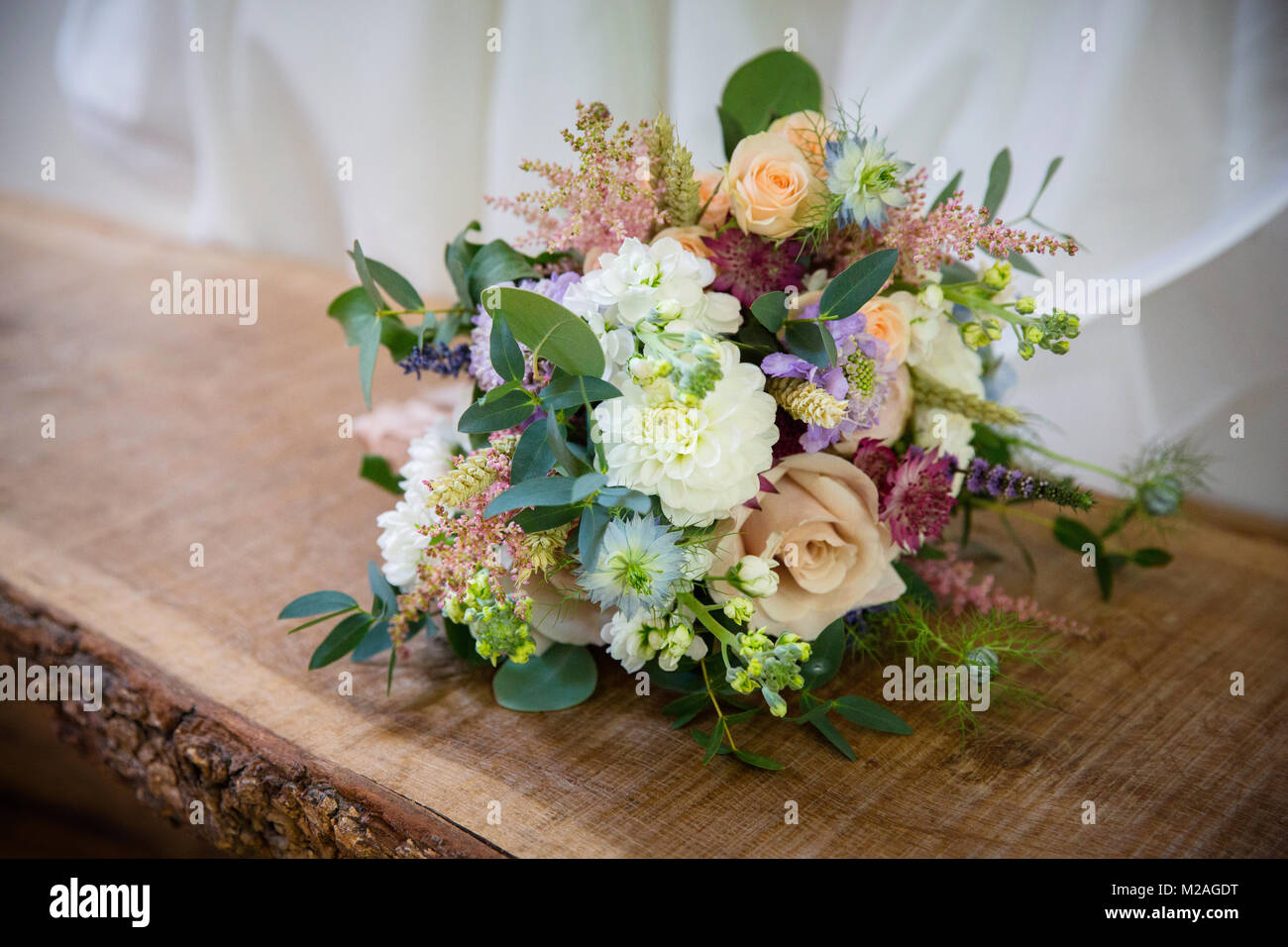Colorato addobbo floreale sul tavolo di legno, close up Foto Stock