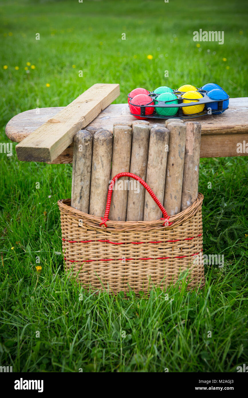 Boules colorate sulla panca in legno Foto Stock