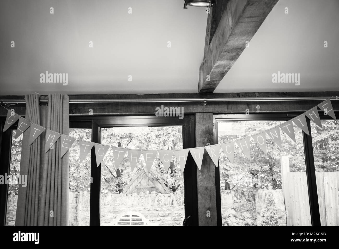 Giorno di nozze i testi delle canzoni su bunting al ricevimento di nozze, in bianco e nero Foto Stock