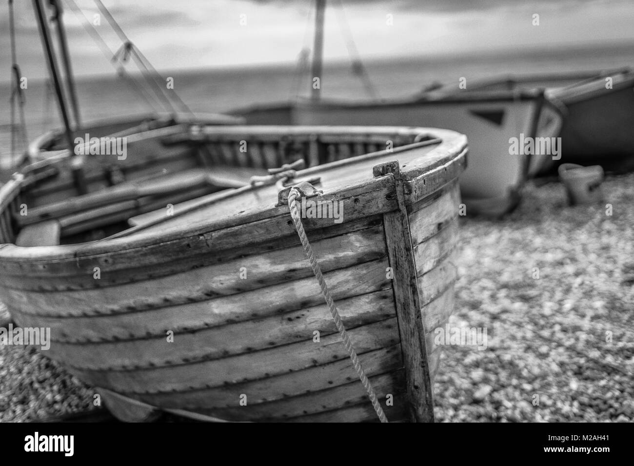 Barche alla birra, Dorset, Regno Unito lungo la Jurassic Coast. In bianco e nero Foto Stock
