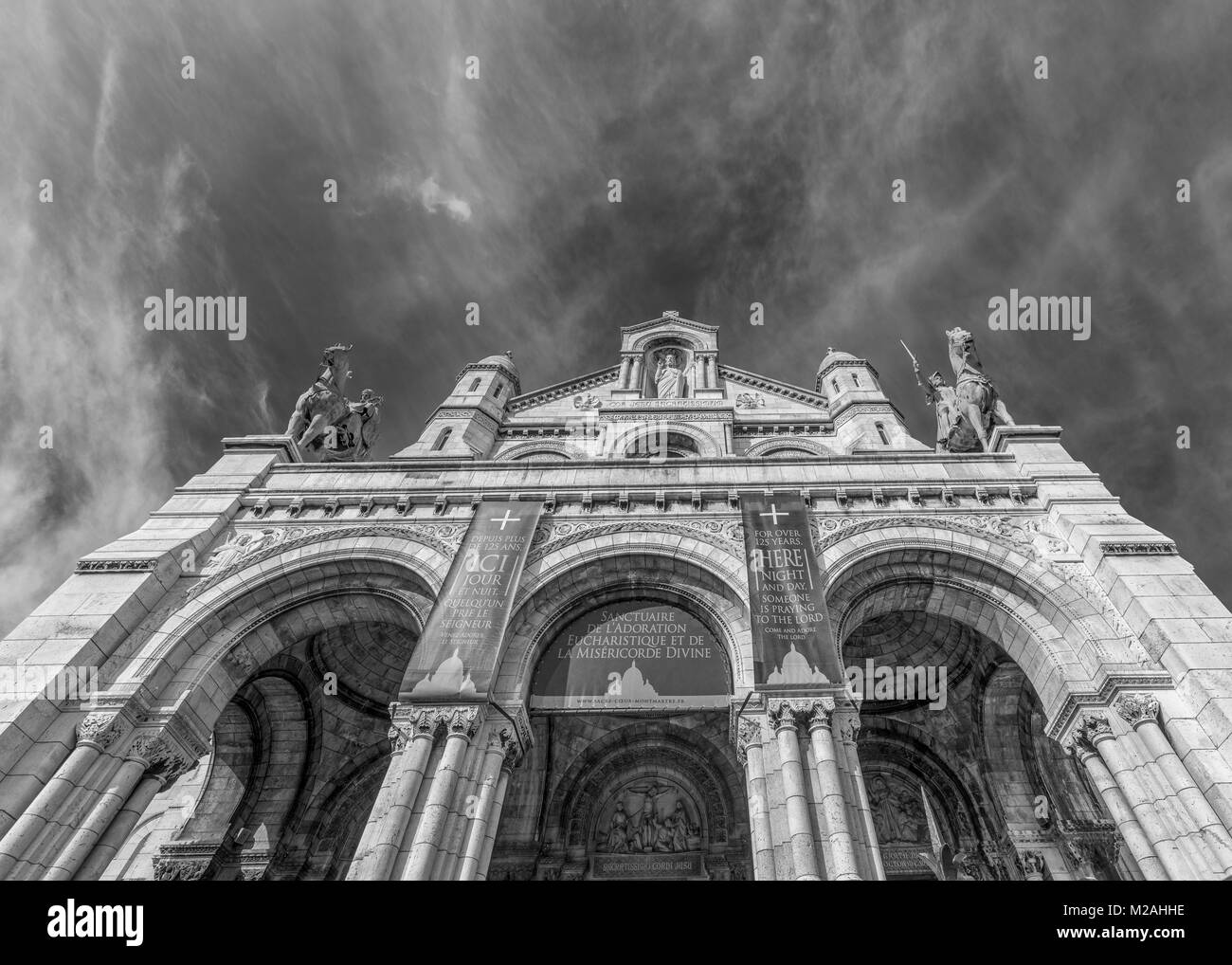 Monocromatico outdoor immagine architettonica della Basilica Sacre Coeur de Montmartre, Paris, Francia, preso in una giornata di sole con una vista verso il cielo Foto Stock