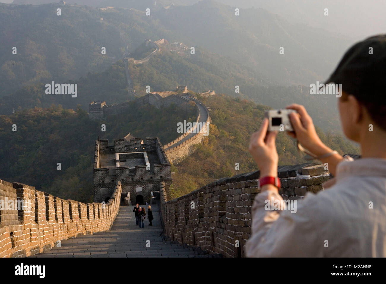 Cina. Mutianyu, nei pressi di Pechino. Il Grande Muro. UNESCO - Sito Patrimonio dell'umanità. Il turista. La donna. Foto Stock