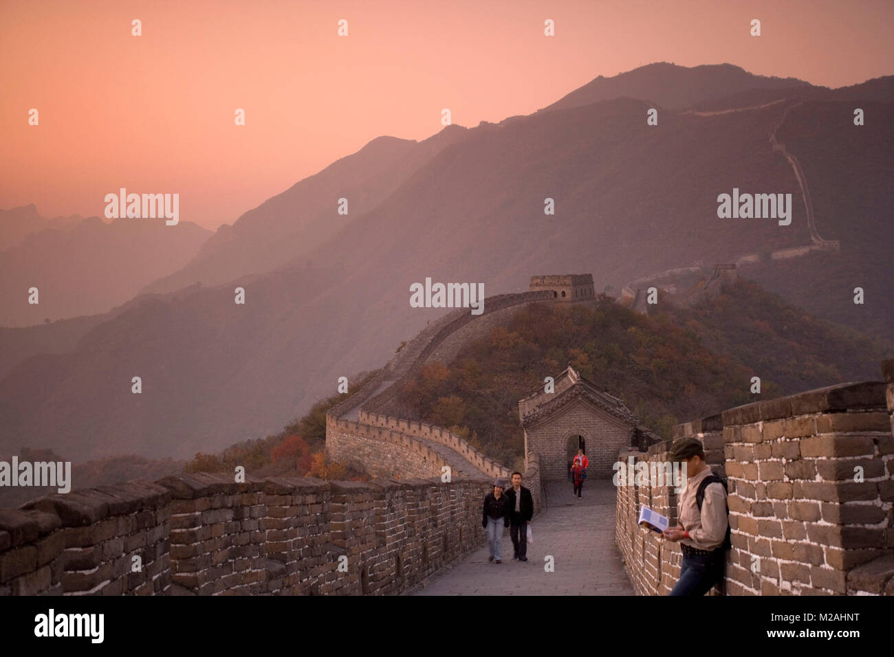 Cina. Mutianyu, nei pressi di Pechino. Il Grande Muro. UNESCO - Sito Patrimonio dell'umanità. I turisti. Foto Stock