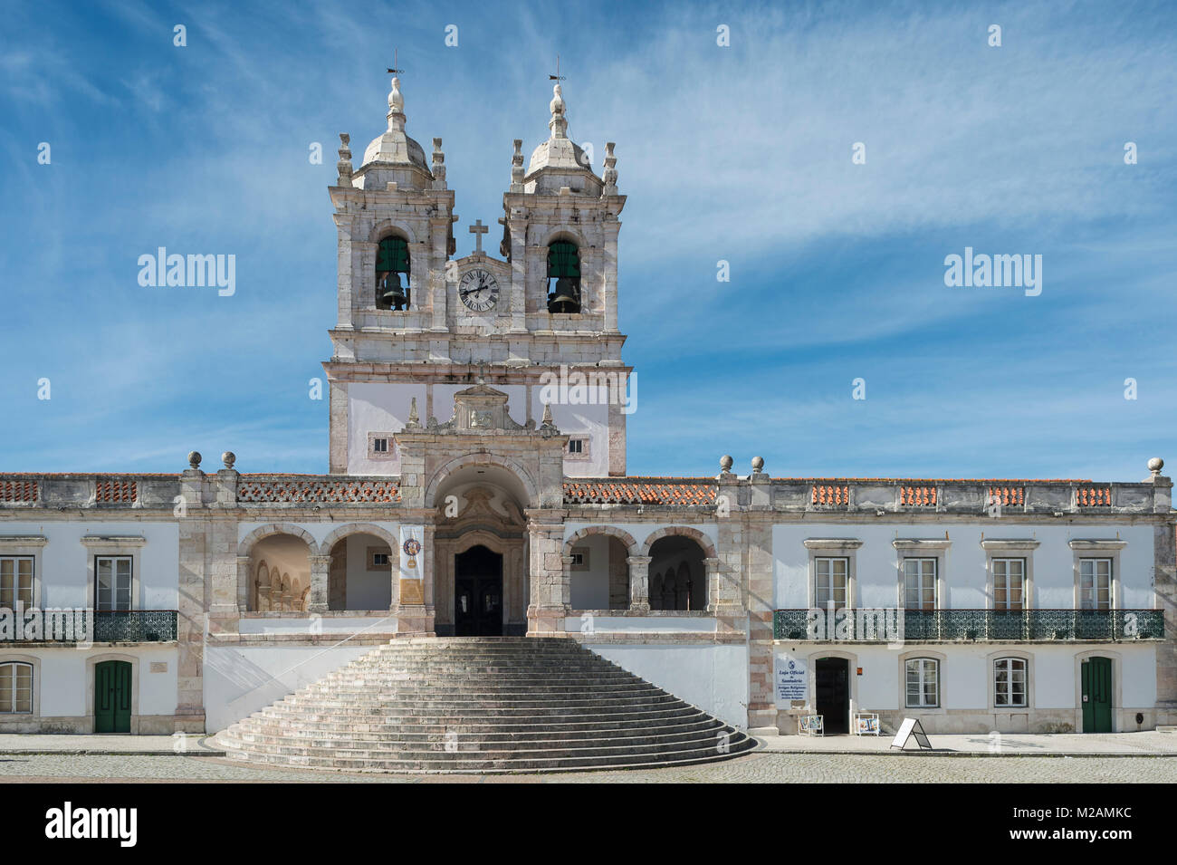 Santuario di Nostra Signora di Nazaré, in Sitio sulle scogliere di nazare, Portogallo. Foto Stock