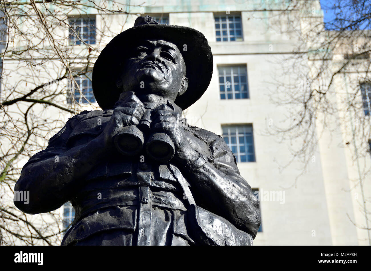 Londra, Inghilterra, Regno Unito. Statua (Ivor Roberts-Jones, 1990) campo Maresciallo il visconte Slim (William Joseph Slim; 1891-1970) in Whitehall Foto Stock