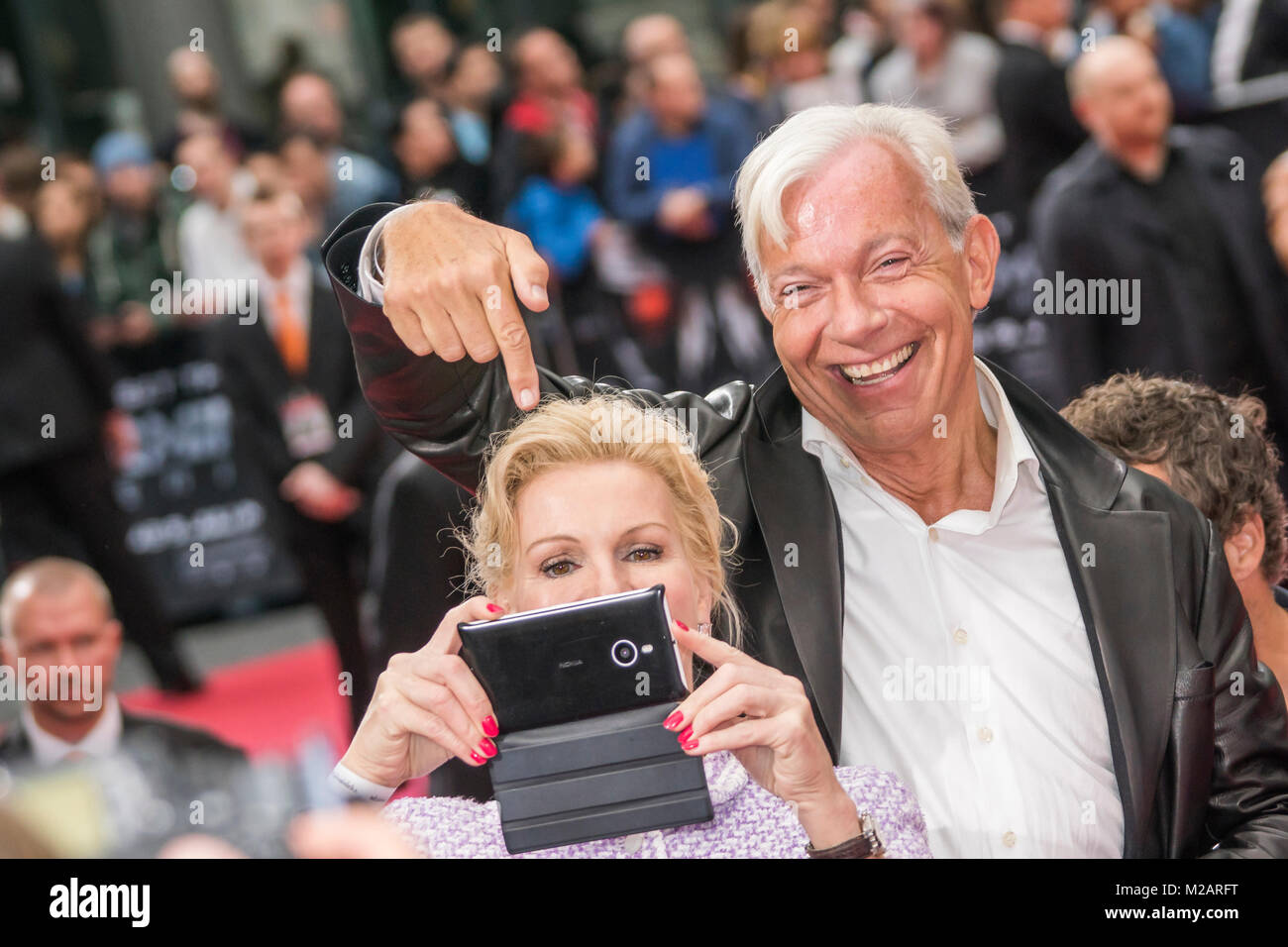 Medienwissenschaftler prof. Jo Groebel und grinta Weiss haben Viel Spass auf dem Roten Teppich zur Europapremiere von Terminator ' Genisys' Sale del Cinestar di im Kino im Berliner Sony Center. Foto Stock