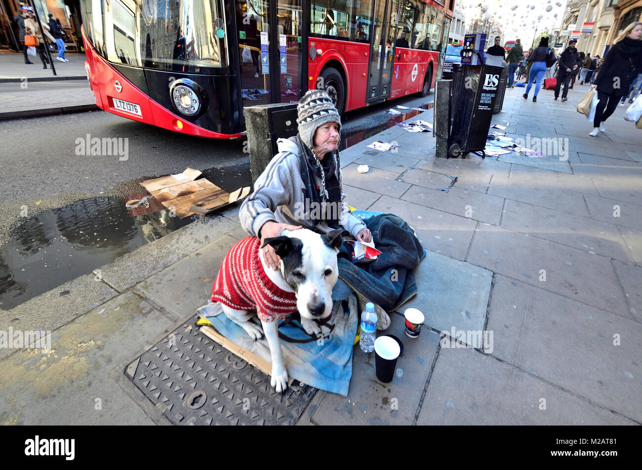 Londra, Inghilterra, Regno Unito. Senzatetto uomo con il suo cane in Oxford Street Foto Stock