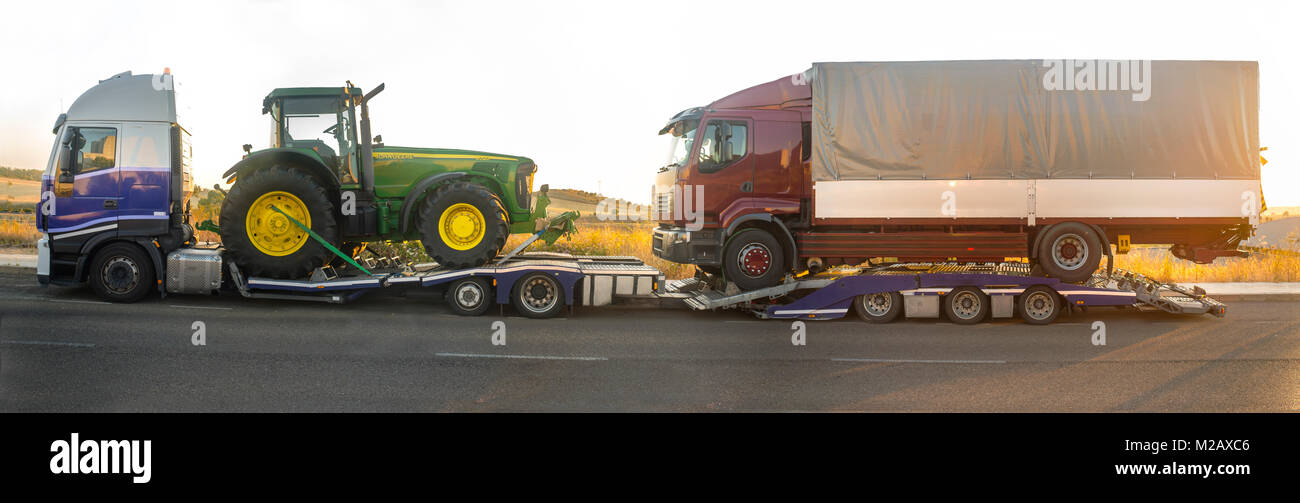 Badajoz, Spagna - August 6th, 2017: Iveco Stralis E5 di camion per servizi pesanti con un auto-trasporti trasporto del rimorchio del trattore e semirimorchio carrello Foto Stock