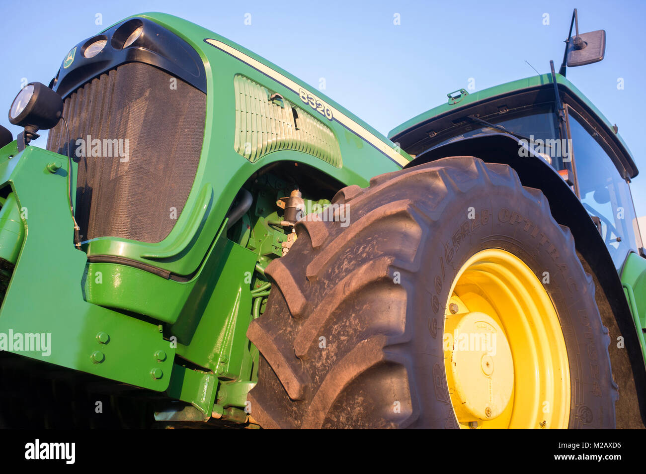 Badajoz, Spagna - August 6th, 2017: Trattore per filari John Deere 8320. Bassa vista laterale Foto Stock