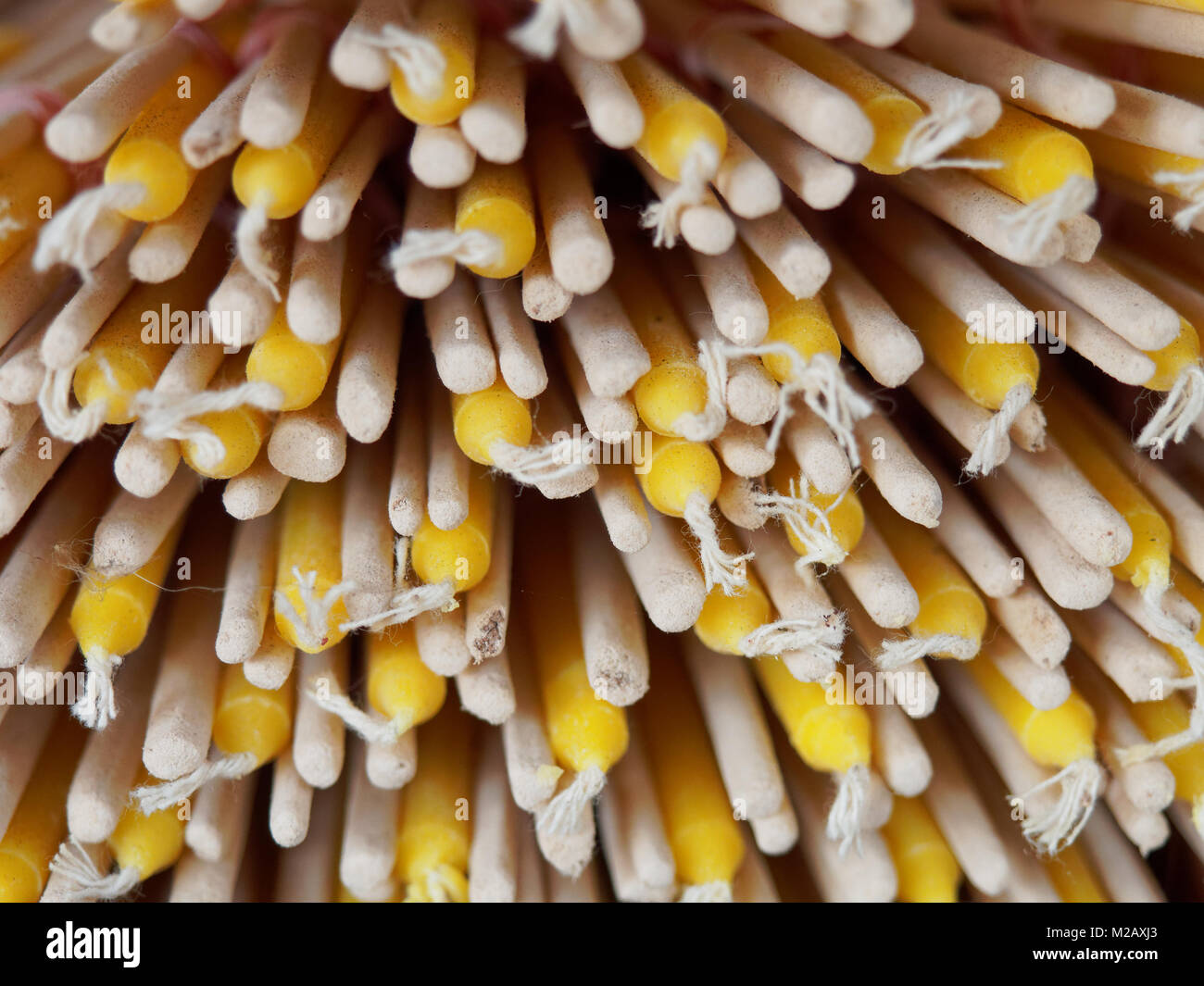 Close up di pelo di stick di incenso e candela preparata per il culto di Buddha nel tempio Foto Stock