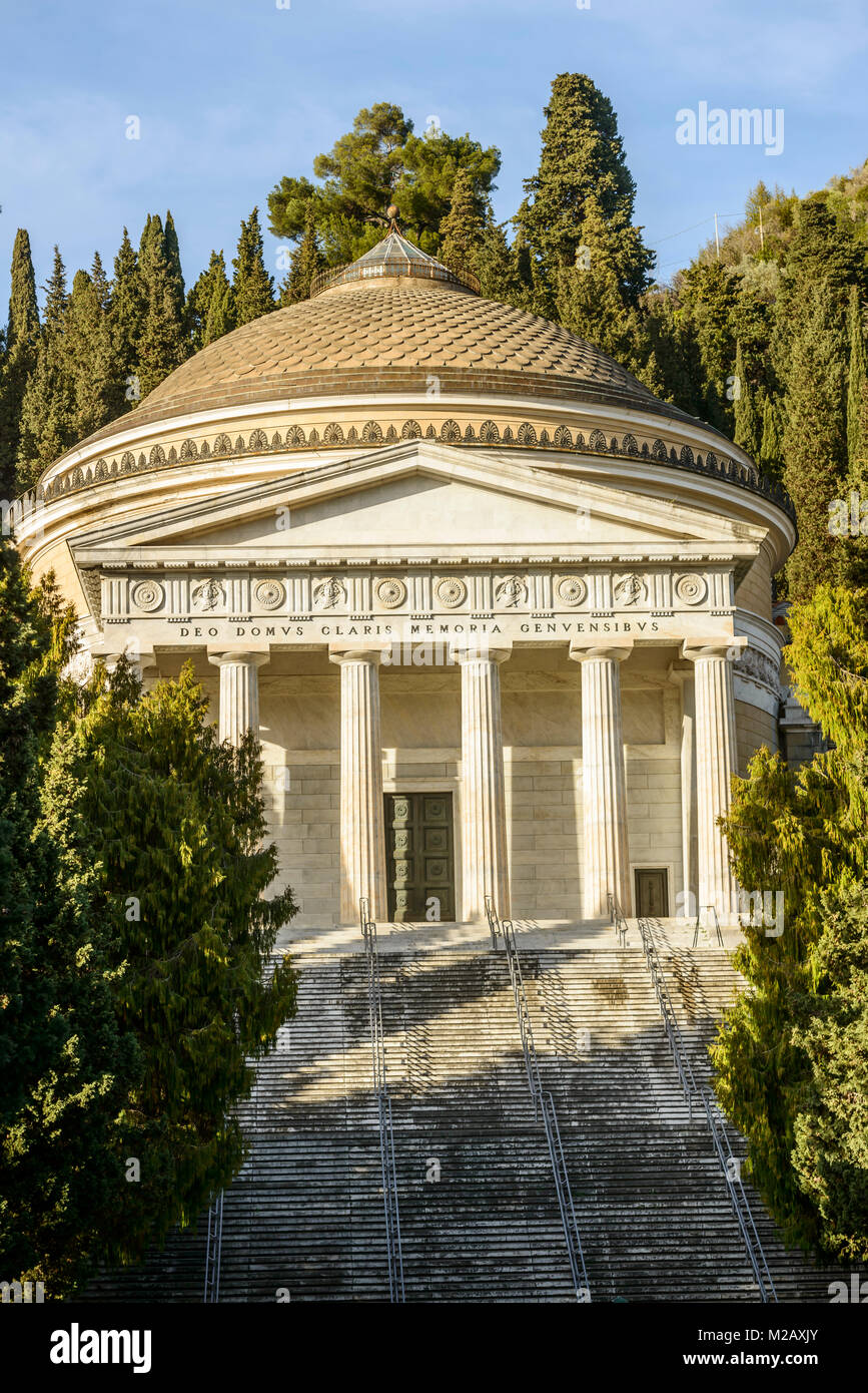 Pantheon biuilding classica a storico monumentale cimitero di Staglieno in città, la frase latina dice " per la memoria di Genova people , girato nel bri Foto Stock