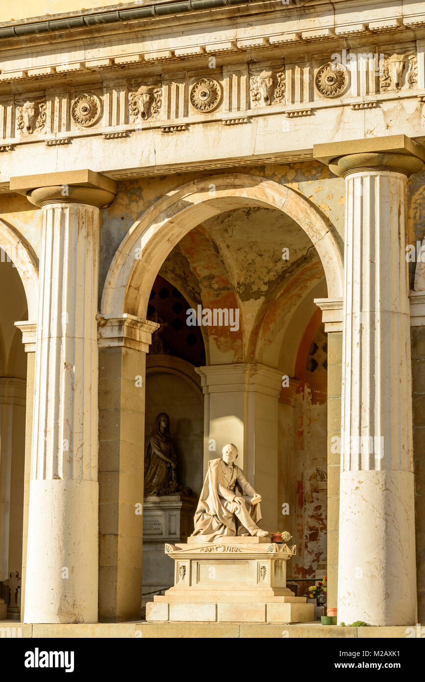 Dettaglio dell'arco in classico arcade a storico monumentale cimitero di Staglieno in città, girato in condizioni di intensa luce invernale in Genova, liguria, Italy Foto Stock