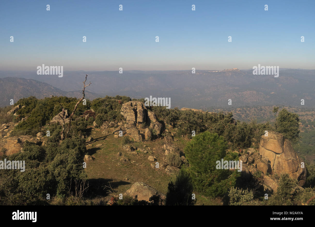 Vista sul promontorio roccioso sulla collina del Parque Natural Sierra de Andujar, Jaen, Spagna gennaio Foto Stock