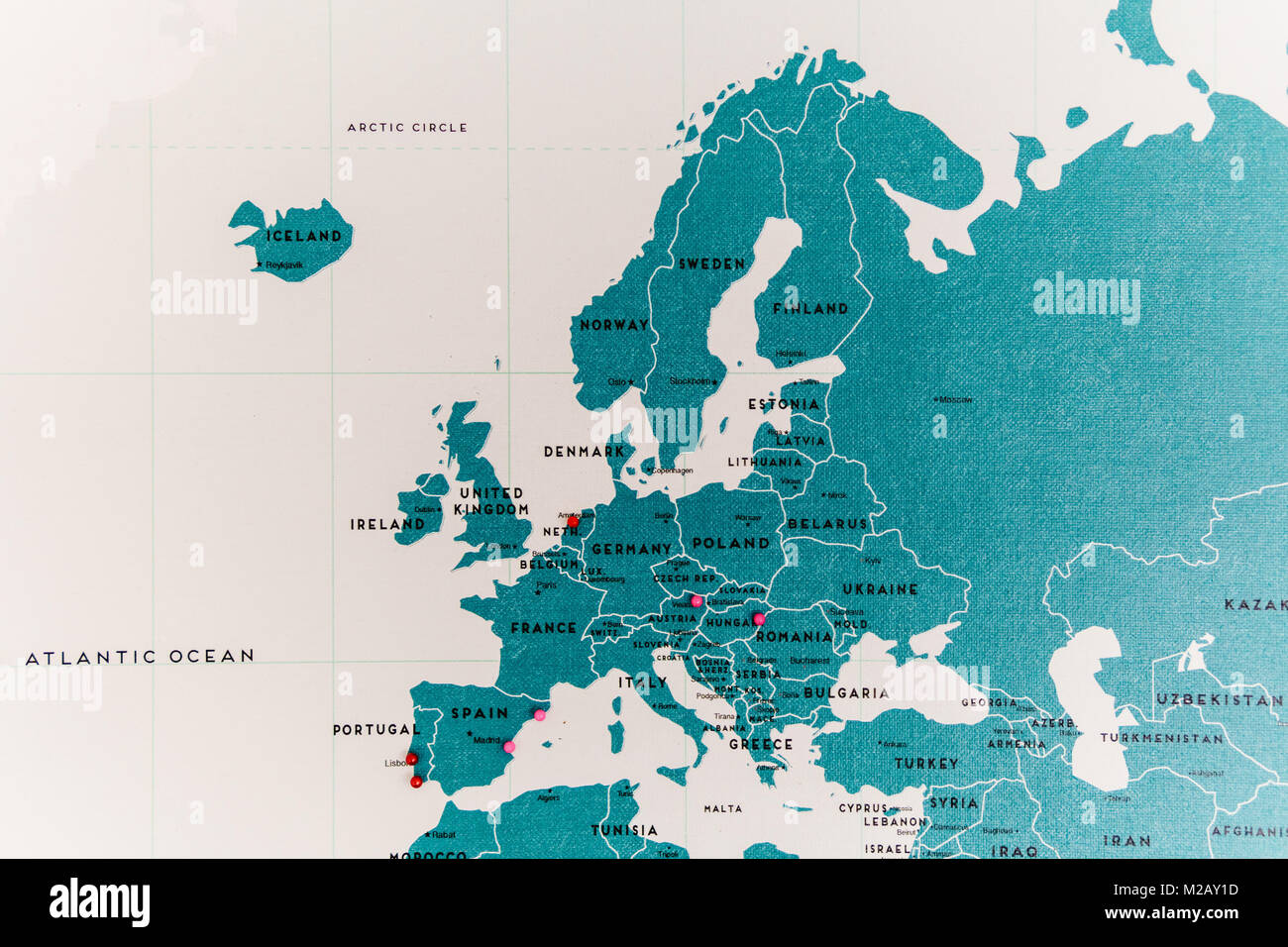 Europa paesi sulla mappa del mondo Close Up con spine colorate Foto Stock