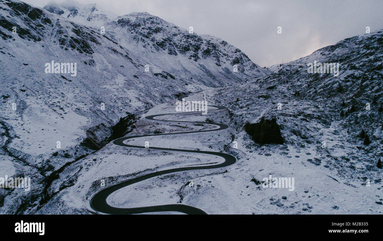 La Svizzera montagne e natura. Concetti sui viaggi e wanderlust. Passo dello Julier strada a serpentina Foto Stock