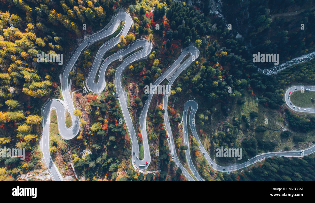 La Svizzera montagne e natura. Concetti sui viaggi e wanderlust. Maloja pass strada a serpentina Foto Stock