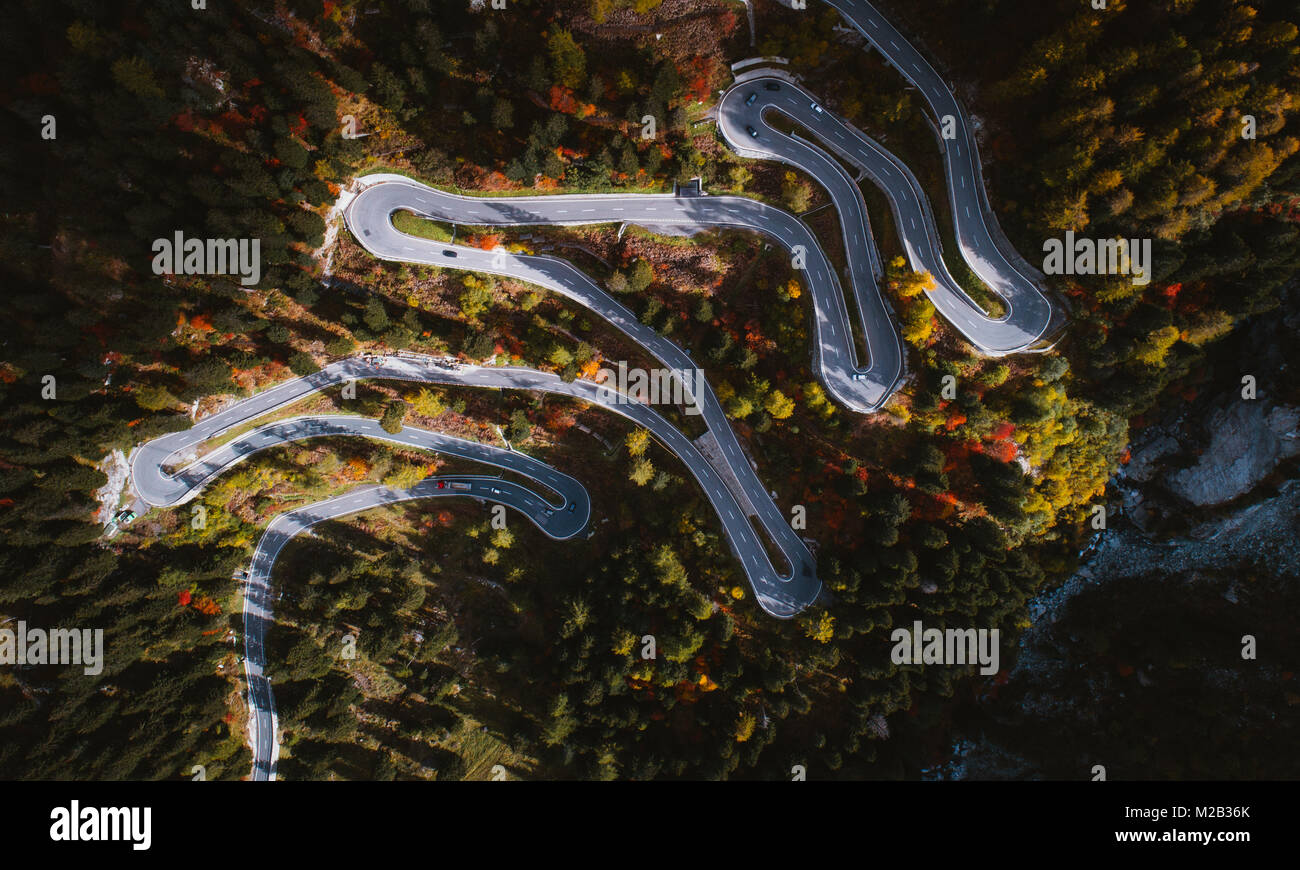 La Svizzera montagne e natura. Concetti sui viaggi e wanderlust. Maloja pass strada a serpentina Foto Stock