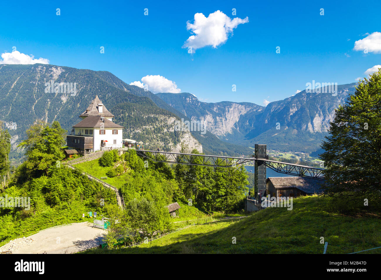 HALLSTATT, Austria - 14 settembre 2016 : Alp vista montagne da Saslzberg (Montagna di sale) sopra touristic Hallstatt villaggio nella regione del Salzkammergut, Austri Foto Stock