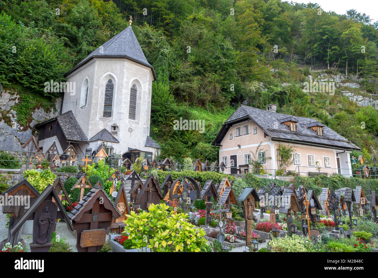 HALLSTATT, Austria - 14 settembre 2016 : Beinhaus Ossario noto come casa di osso con piccolo cimitero nel giardino, di Hallstatt sulle montagne di alp. Foto Stock