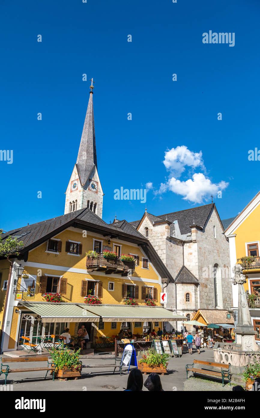 HALLSTATT, Austria - 14 settembre 2016 : vista panoramica di Hallstatt piazza del mercato con storiche case di montagna e caffetterie nei dintorni, fra alte Alp mounta Foto Stock