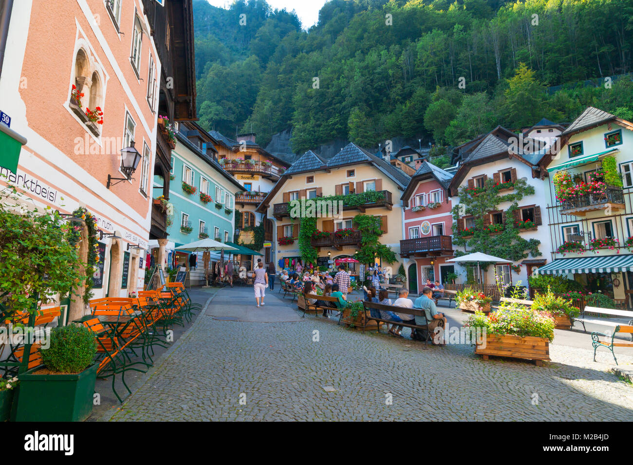 HALLSTATT, Austria - 14 settembre 2016 : vista panoramica di Hallstatt piazza del mercato con storiche case di montagna e caffetterie nei dintorni, fra alte Alp mounta Foto Stock